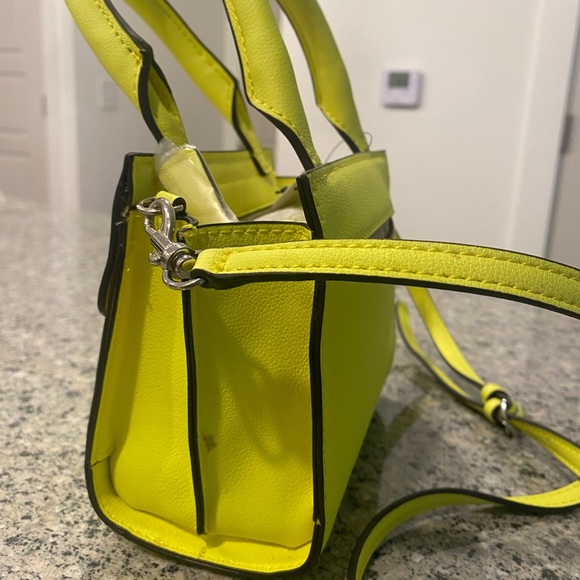 Guess Mini Me Mini💛💚 - Picture 3 of 8